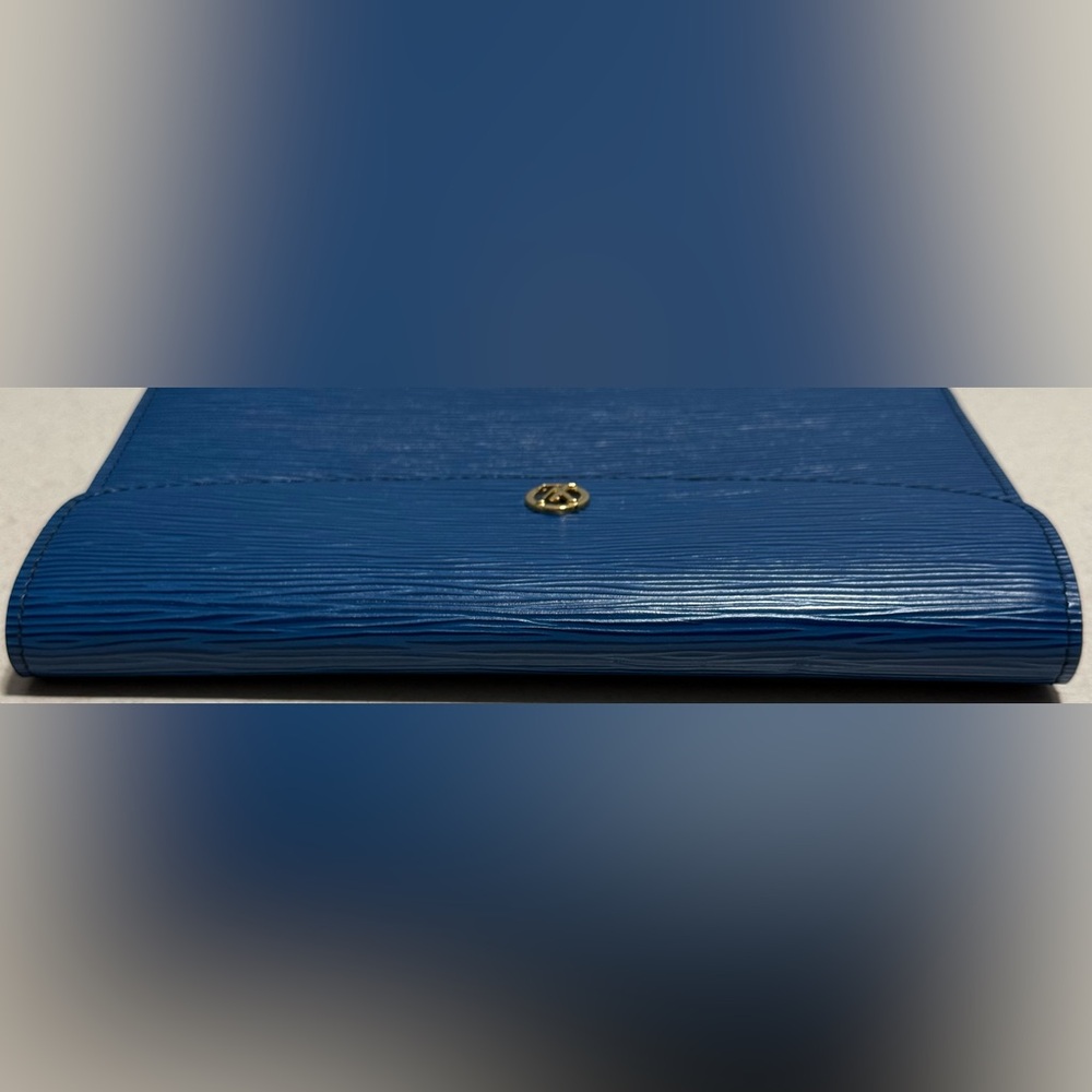 Louis Vuitton Montaigne 23 Clutch Toledo Blue Epi Leather - Picture 7 of 14